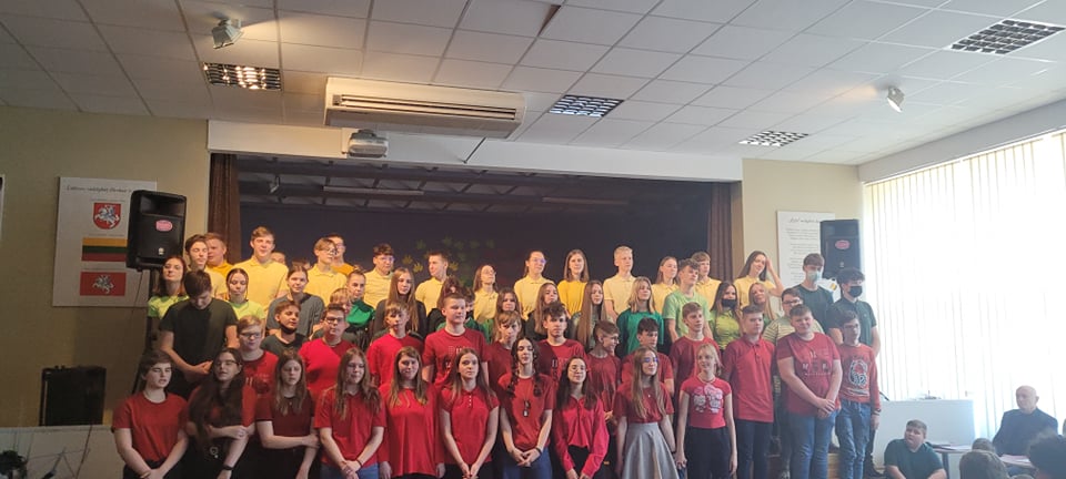 Minėdami Lietuvos nepriklausomybės atkūrimo dieną mokiniai susitiko chorų karuose